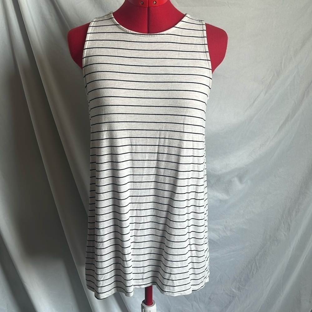 XS88  Camber & grace sleeveless tank with darted back